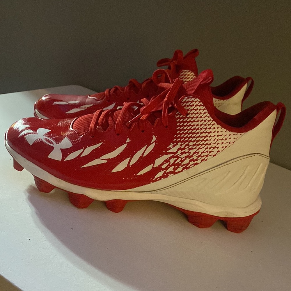 UNDER ARMOUR- TEEN SIZE 9 CLEATS- USED ONCE!!!  LOOKS LIKE ‘NEW’